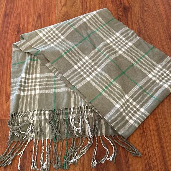 100% cashmere green scarf made in Scotland